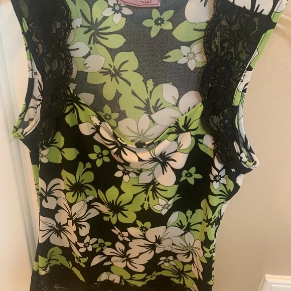 Floral Lace Trim Top - Black and Green - Picture 2 of 3